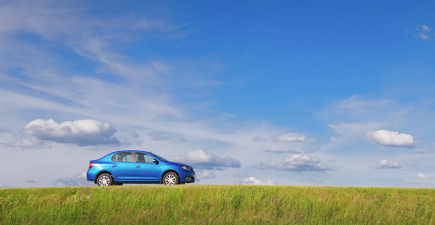 一辆新车停在偏僻的乡村路边-1